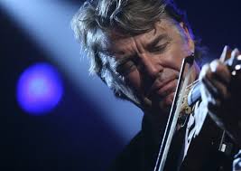 3 000 concerts, 3 tours du monde, 30 albums… à 47 ans, Didier Lockwood ne compte plus les honneurs et les récompenses. Ce grand jazzman est sur la scène de ... - 200907241198