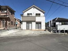 Image result for 武蔵村山市岸2丁目〈中古〉JR八高線「箱根ヶ崎」駅バス６分停歩４分　閑静な住宅地　前面道路が広いのでクルマの運転が苦手な方も車庫入れ楽々！　全居室収納充実！