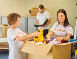 Image result for foto de fazendo caridade