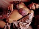 http://www.toptenzpictures.com/wp-content/uploads/2012/03/Laetitia-Casta.jpg