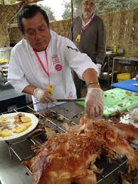 Juan Talledo, el gestor de la caja china en Mistura troceando un cerdo recién asado No menos interesantes son los asados al palo, o al espeto, que consisten ... - 6a00d8341bfb1653ef01774498c25a970d-500wi