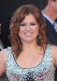 Kelly Clarkson apologizes to