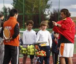 Vicente Calvo durante su clase magistral en las instalaciones del Real Aero Club. Durante más de una hora habló y se movió por las pistas de tenis del Real ... - 485180_1