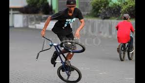 Ngabuburit Sambil Melihat Atraksi BMX | Tempo Foto
