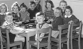 Kinder in einem Heim 1948. Foto: Hans Lachmann / Deutsches ...