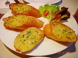 Ăn sáng với bánh mì bơ tỏi