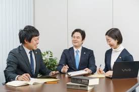 Image result for 弁護士バッジ