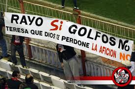 La afición rayista muestra pancartas opinando sobre la situación del club