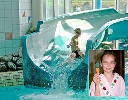 Einen Tag vor Ostern hatte Copa-Kinderclub-Leiterin Karin Rokahr ein Papp-Möhrchen in der Wasserwelt versteckt. Und die ist groß.