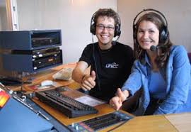 Enrico Minack und Janine Mahler werben für neue Mitstreiter bei Radio UNiCC, dem Studentenradio an der TU Chemnitz. Foto: Radio UNiCC