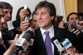 “Siempre vamos a enfrentar a los monopolios”, aseguró Boudou Denuncia contra cinco petroleras El vicepresidente Amado Boudou, en ejercicio del Poder Ejecutivo, aseguró que “este Gobierno siempre va a estar del lado de las mayorías, enfrentando a los monopolios”, luego de la denuncia que efectuó el Ministerio de Planificación de la Nación contra cinco petroleras.