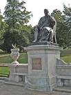 Statue of Edward Jenner - via Daymix