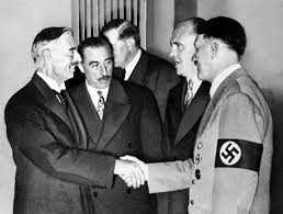 Munich, 1938 ou la faillite des démocraties... Images?q=tbn:ANd9GcTb32dZtboIzeQEdny_Wn1Z4UryWoC07gHIJuwI5rO-gg19Znk4