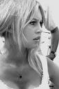 Brigitte Bardot - images?q=tbn:ANd9GcTb_ls4LBHlPmkCN1b80v2auDZ_EN_yFKF6RUxRJW5HwifF-1u4-iWkG7Y