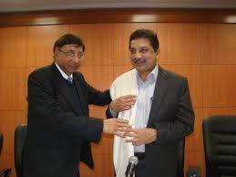 Dr. Ashok K Chauhan, Founder President, Amity Group presenting shawl to Mr. Vivian Fernandes, Editor, Special Features, CNBC TV18. - 1999_4