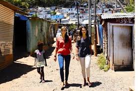 Tatjana Dietz (links) und Sarah Salvini im Township. Neulich hat sie ein schwarzer (Foto: Ohnewald)