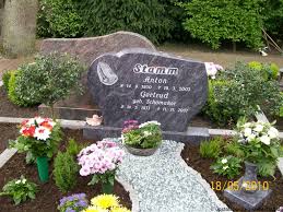 Grabstein von Anton Stamm (14.09.1930-18.03.2003), Friedhof Flachsmeer. Häufige Nachnamen auf diesem Friedhof: