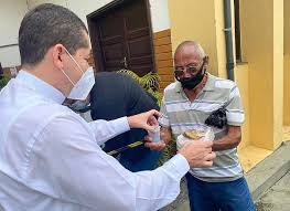 Image result for foto de fazendo caridade