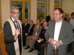 Geben den neuen Räumen ihren Segen: Superior Edgar Briemle (links) und Pfarrer Klaus Alender, Krankenhausseelsorger des Vinzenz-von-Paul-Hospitals.