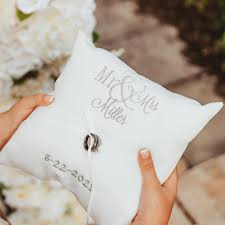 Vaizdo rezultatas pagal užklausą „wedding pillows“
