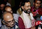 Truce in sight for AAP, Kejriwal accepts Bhushans olive branch.