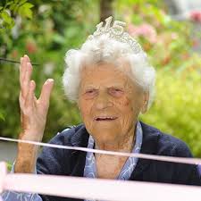 Resultado de imagem para mulher idosa