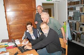 Hans Werner Maciejewski (hinten stehend) gibt Maria und Willi Westhoff sowie Klaus Gruhn zurzeit eine Einführung in eine neue Software zur Katalogisierung ...