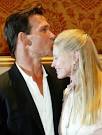 Actor Patrick Swayze kisses his wife, actress Lisa Niemi, backstage after ... - Patrick Swayze TI8e_rLYcx6l
