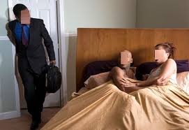 Pulang Dinas, Tentara Pergoki Istrinya Selingkuh di Kamar Mandi ...