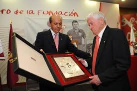Juan Arza, recibiendo de las manos de Del Nido, el dorsal leyenda