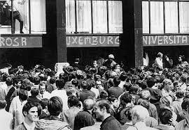 John Kay (Joachim Krauledat), Sänger und Texter von „Steppenwolf“. Bremen, Mai 1969. Foto von Jens Hagen Kölner Uni 1968. Besetzung des Hauptgebäudes der ...