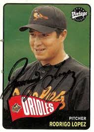 Rodrigo Lopez Autograph on a 2003 Upper Deck (#130) - rodrigo_lopez_autograph