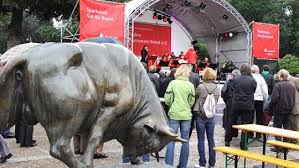 Selbst der Brander Stier scheint von dem Treiben auf dem Brander Markt anlässlich des 40-jährigen Bestehens des Bürgervereins angetan zu Foto: Peter Langohr