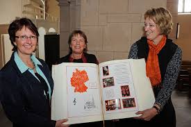 Nach einem langen Festtag voller Kirchenmusik schicken die stellvertretende Superintendentin Sylvia Pfannschmidt (l), Kantorin Christiane Klein (r) und ...