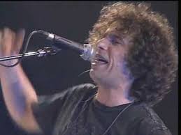 Andres Calamaro en directo interpretando el tema - Sin documentos
