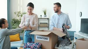 Image result for foto de fazendo caridade