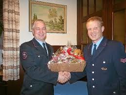 Kommandant Erwin Harter (links) überreichte Christian Zühlke für 25 Jahre Zugehörigkeit einen Geschenkkorb.Foto: Jehle. Wolfach - Zügig und gut vorbereitet ...