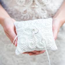 Vaizdo rezultatas pagal užklausą „wedding pillows“