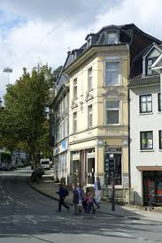 Margarete Hahn liebt die Geschichte ihres Stadtteils. Im Hintergrund ist das „Hofeshaus Cleff“ von 1680 zu sehen.