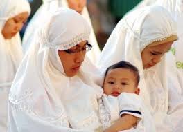 muslimah-shalat-sambil-gendong-anak-_120222160457-500 | Hidden ...