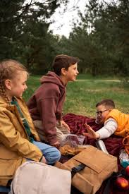 Image result for foto de fazendo caridade