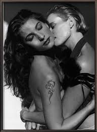 kissing women