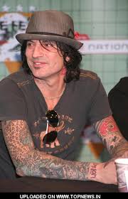 The tattoo was administered by Starlight's artist(3)