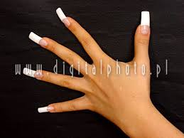 long fingernails on women