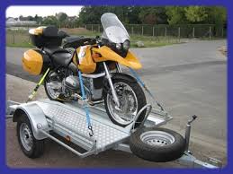 moto sur remorque