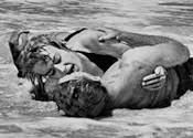 famous kiss photo