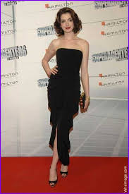 Anne Hathaway no clothes