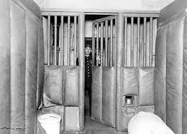 http://t0.gstatic.com/images?q=tbn:SyecPFcModkgzM:www.musee-prisons.justice.gouv.fr/art_pix/isolement.jpg&t=1