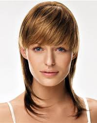 coupe de cheveux avec frange sur le coté