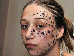 Voleva un \x3cb\x3etatuaggio\x3c/b\x3e con tre